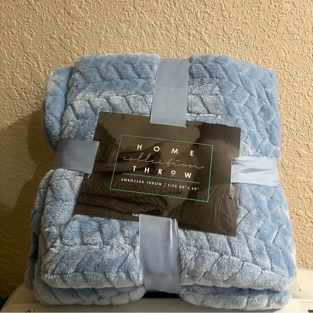 Home Collection Blue Geometric Plush Throw Blanket